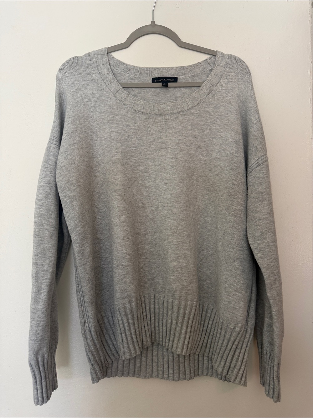 Women’s Large Banana Republic Heather Gray Scoop Neck Sweater with Rib Details